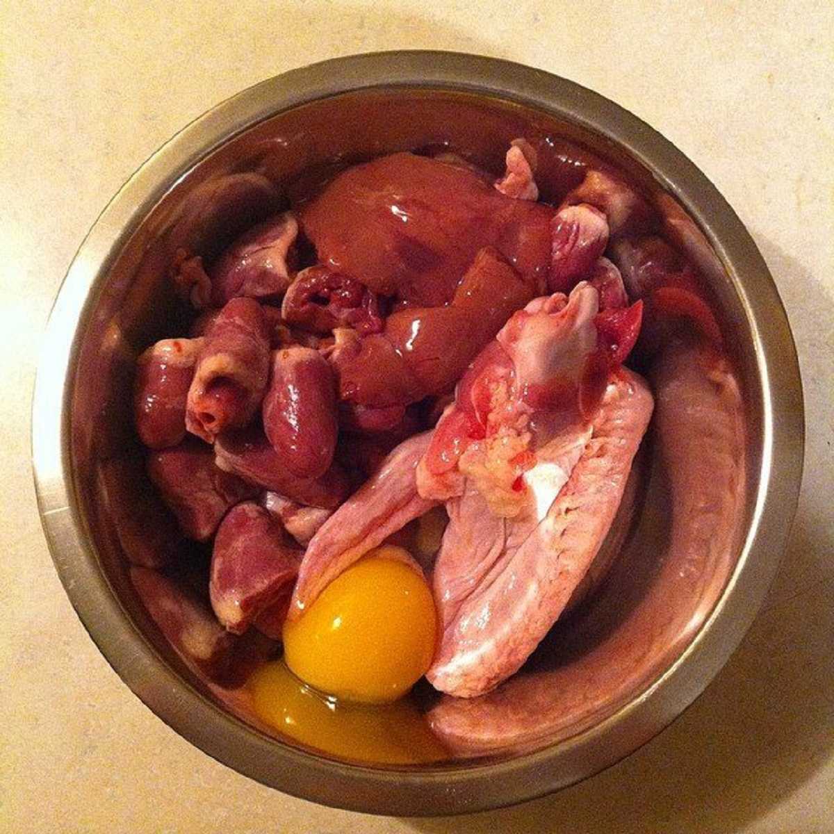 Можно ли давать собакам сырое мясо: говядину, курицу, свинину, баранину, крольчатину